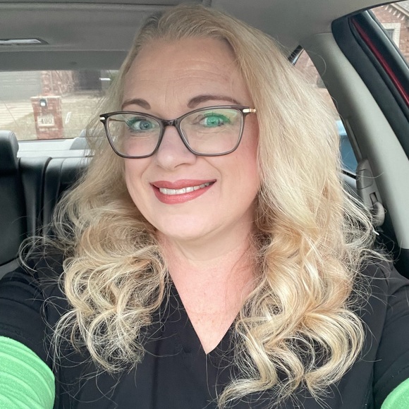 Meet your Posher, Holly - Picture 1 of 1